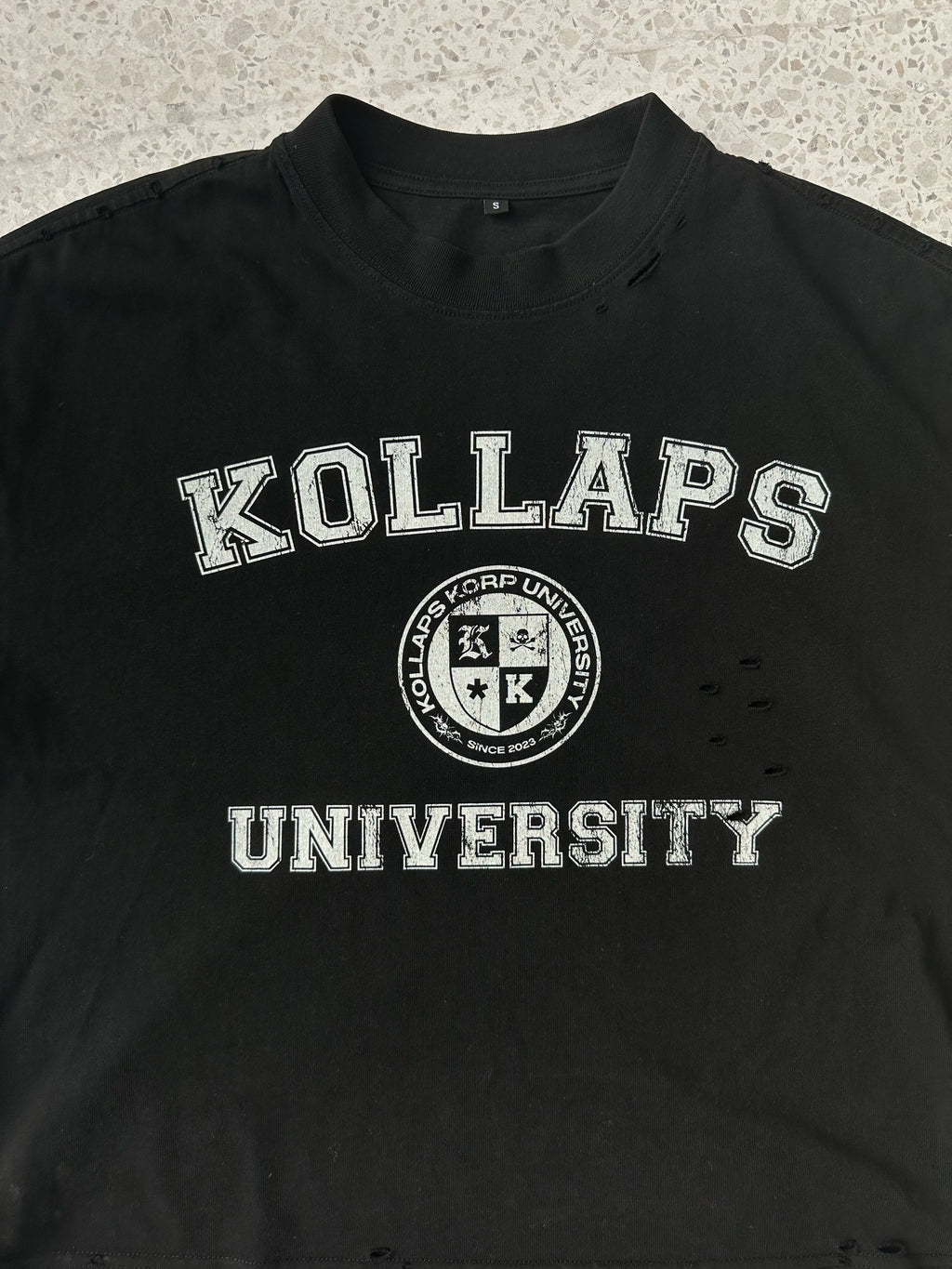 UNIVERSITY KROP TEE